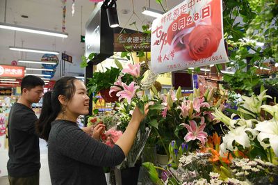 七夕節(jié)催熱消費(fèi)市場 玫瑰花與紙制品銷售兩旺